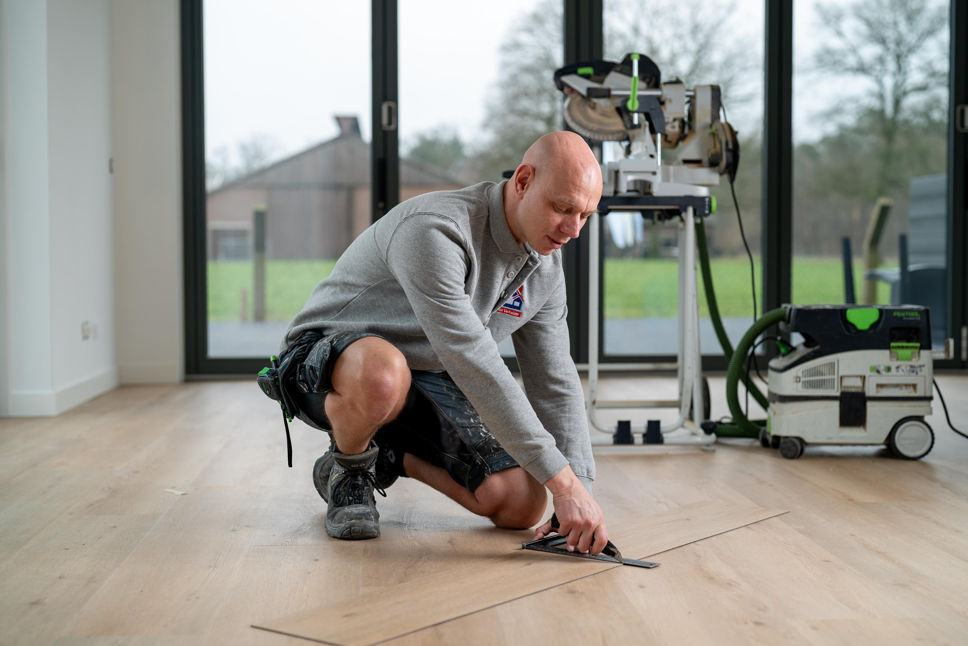 Danny van Tol zaagt een plank op maat bij zijn zaagtafel