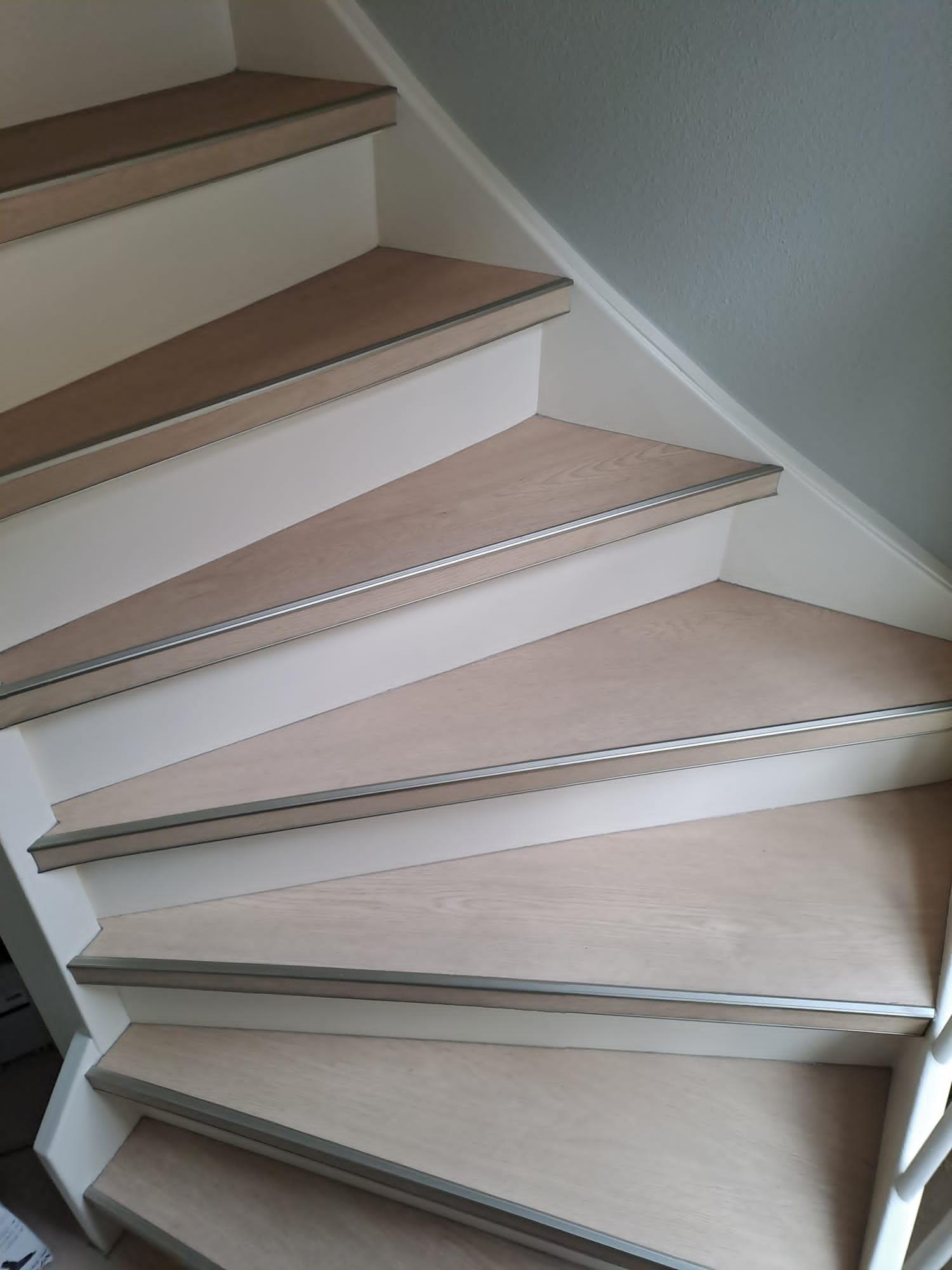 Draaiende trap bekleed met lichte pvc treden