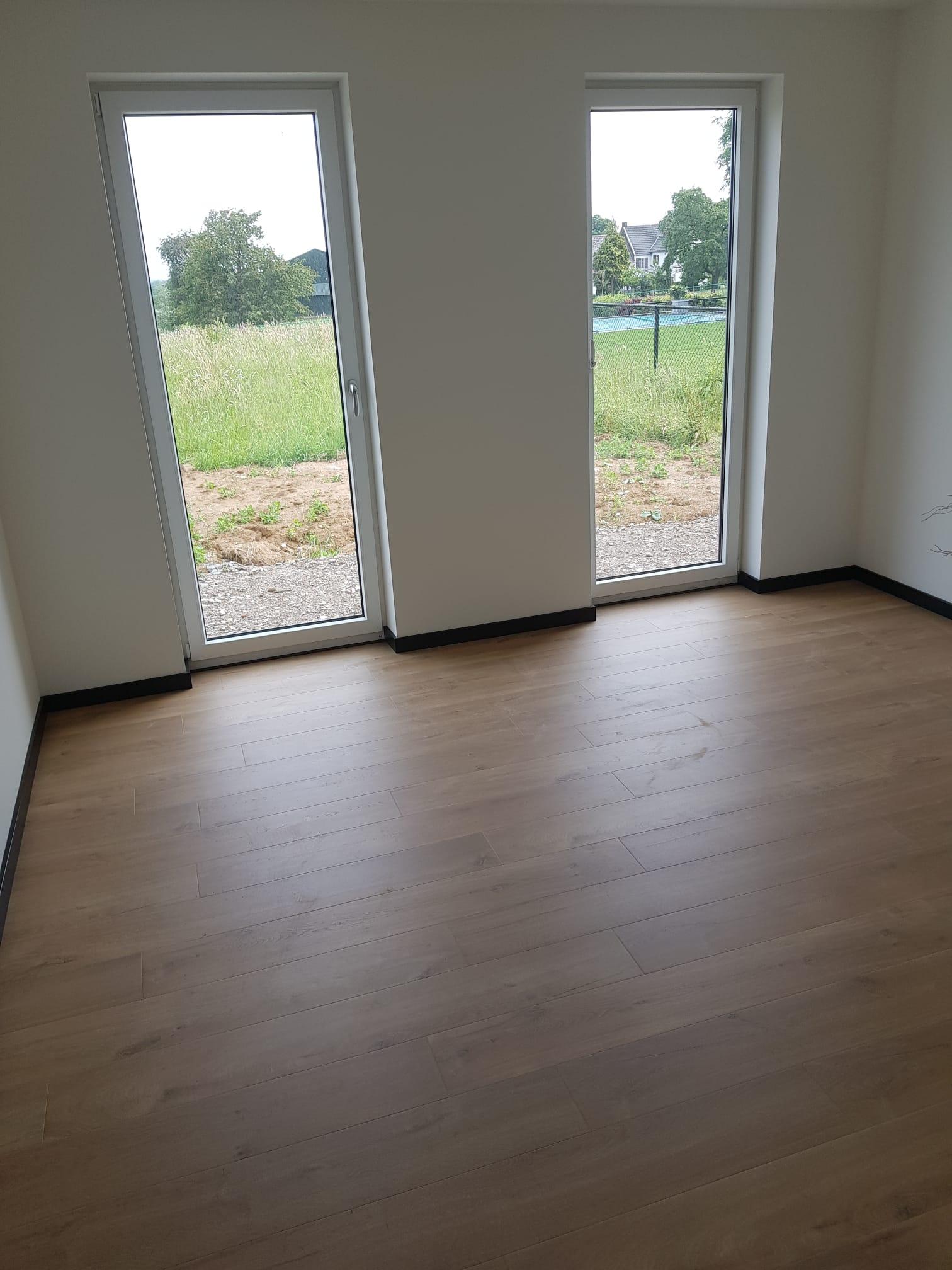Laminaatvloer in een kamer met twee tuindeuren